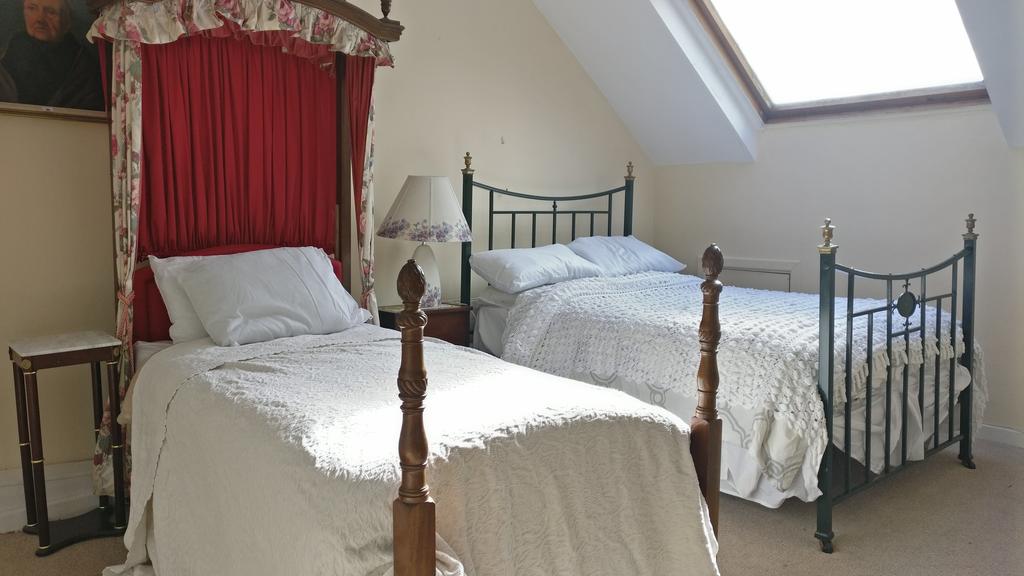 Bedroom, containing both a twin and a double bed